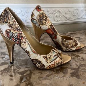 Carlos by Carlos Santana gold pattern 4inch peep toe heels
